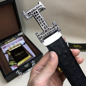 《爱马仕》采用进口鸵鸟皮（无拼接、全羽毛...